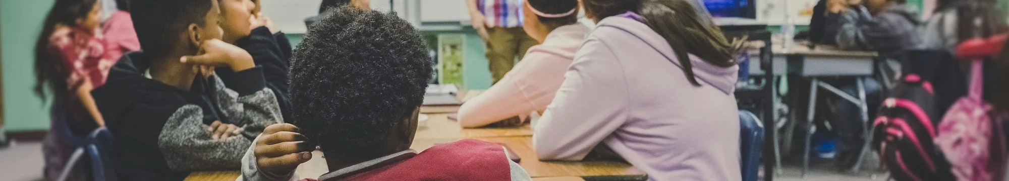 Subjetivação no Percurso da Atuação Profissional Docente de “Um Homem” na Educação Infantil – (De)Colonialities as Devices of Subjectivation in the Professional Teaching Career of “A Man” in Early Childhood Education